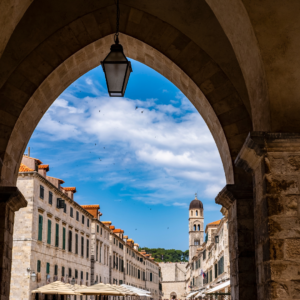 Una volta attraversate le porte di Dubrovnik, vi immergerete in un'epoca in cui ogni monumento, ogni facciata e ogni angolo godono di un fascino indescrivibile.