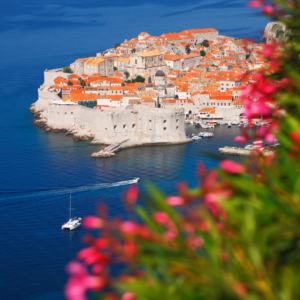 il blu intenso del mare Adriatico, i tetti rossi e le mura bianche, è considerata una delle città più belle del Mediterraneo.